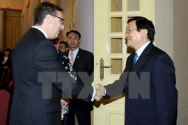 President Truong Tan Sang (R) welcomes President and CEO of the US-ASEAN Business Council Alexander Feldman (Photo: VNA)