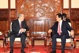 Guatemalan Ambassador Gustavo A. Lopez Calderon (Left) and President Sang (Photo: VNA)