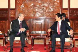 Guatemalan Ambassador Gustavo A. Lopez Calderon (Left) and President Sang (Photo: VNA)