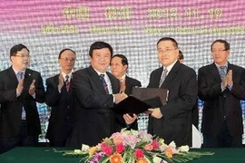 The signing of declaration of the 2012 Vietnam-China People’s Friendship festival (Source: VNA)