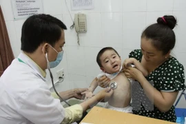 A child receives check-up at the Pediatrics Hospital No.1 in HCM City (Photo: VNA)