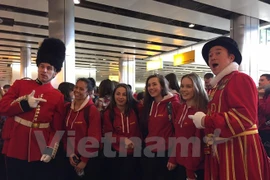 Passengers pose for a photo before boarding Vietnam Airlines' first direct flight from Heathrow to Vietnam (Photo: VNA)