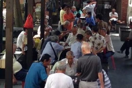 Chess clubs attract a number of Singaprean elderly (Source: VNA)