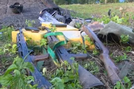 Objects seized include three AK rifles (Photo: Son La Police)