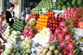 A costumer shop at a fruit store (Photo: VNA)