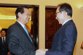 PM Nguyen Tan Dung (L) welcomed the former President of the RoK Lee Myung-Bak (Photo: VNA)