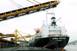 Loading coal in the Cam Pha port (Photo: VNA)