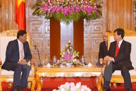 Prime Minister Nguyen Tan Dung (R) meets outgoing Sri Lankan Ambassador Ivan Amarasinghe. Photo: VNA