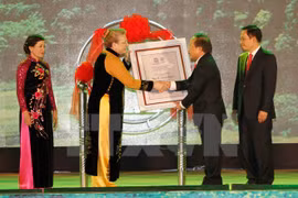 UNESCO Representative Katherine Muller Marine (second, left) presents the certificate to Cuture, Sports and Tourism Minister Hoang Tuan Anh (Photo: VNA)