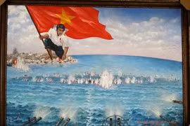 The oil painting depicts Vietnamese naval soldiers building and protecting the island against the gun barrels of Chinese invaders.