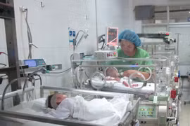 A medical worker take care of new-born babies (Photo: VNA)