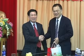 Nghe An People's Committee Chairman Ho Duc Pho presents gift to JICA chief representative Motonori Tsuno. Photo: VNA