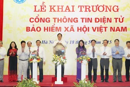 Prime Minister Nguyen Tan Dung (Centre) launched an e-portal of the Vietnam Social Insurance (Photo: VNA)
