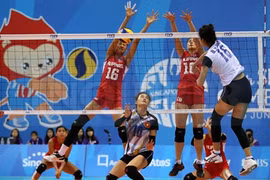Bui Thi Nga of Viet Nam (right) in action against the Philippines during the 28th SEA Games. Photo: frame.inquirer.net