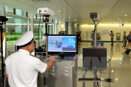 Passengers' body temperature is checked at Tan Son Nhat Airport in Ho Chi Minh City (Photo: VNA)