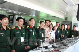 Vietnamese and Thai military officers pose for a photo while visiting the aircraft carrier HTMS Chakri Naruebet (Photo: the Vietnamese Military Attaché Office in Bangkok)