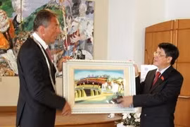 Secretary of the Quang Nam provincial Party Committee Nguyen Duc Hai presents a gift to Wernigerode Mayor Peter Gaffert (Source: VNA)