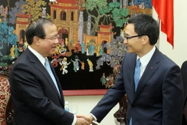 Deputy Prime Minister Vu Duc Dam receives Information, Culture Minister Bosengkham Vongdara (Source: VNA)