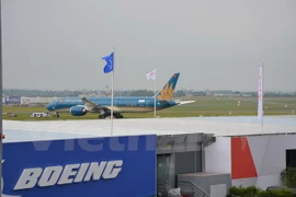 The Boeing 787-9 Dreamliner which bears the golden-lotus logo of the national flag carrier Vietnam Airlines made a 10 minute flying display on June 15. (Photo: VNA)