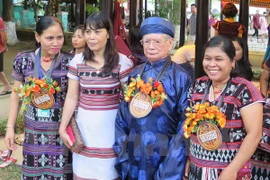 Le Van Kinh (second, right) and embroidery artisans (Photo: VNA)