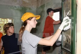 US students engage in voluntary activities at Hoa Binh (Peace) village in Hanoi (Photo: VNA)