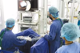 Doctors perform surgery on a patient at Hospital ‘A' in northern Thai Nguyen Province (Photo: VNS/VNA)