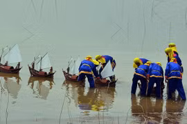 The ancient “Le khao le the linh Hoang Sa” (Feast and Commemoration Festival for Hoang Sa Soldiers) practiced by fishermen in Quang Ngai's Ly Son island district for centuries (Photo: VNA)