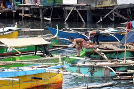 Vessels shelter in Manila bay (Photo: AFP/VNA)