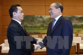NA Chairman Nguyen Sinh Hung (R) receives the Lao Prime Minister Thongsing Thammavong (Photo: VNA)