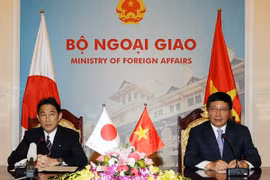 Deputy Prime Minister and Foreign Minister Pham Binh Minh (R) and Japanese Foreign Minister Fumio Kishida met the media after their talks. Photo: VNA