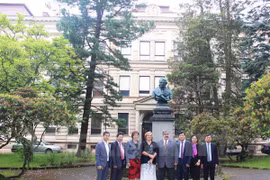 Mayor of Chrastava town Michal Canov and the Vietnamese delegation at the school (Photo:Vietnam+)