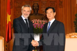 Prime Minister Nguyen Tan Dung received outgoing Italian Ambassador Lorenzo Angeloni in Hanoi (Photo:VNA)