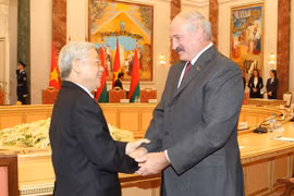 Belarusian President Alexander Lukashenko (R) welcomes Party General Secretary Nguyen Phu Trong (Photo: VNA)