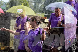 Foreigners enjoy the Da Lat Summer Festival – “Rain in the mountain city” (Photo: VNA)