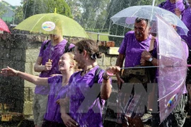 Foreigners enjoy the Da Lat Summer Festival – “Rain in the mountain city” (Photo: VNA)