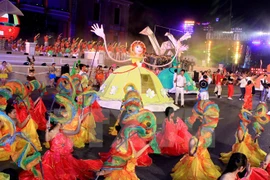 Multi-colored street festival, part of the 2015 Nha Trang Sea Festival (Photo: VNA) 