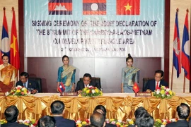 Lao PM Thongsing Thammavong, Cambodian PM Samdech Hunsen and PM Nguyen Tan Dung (R) (Photo: VNA)