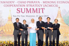 PM Nguyen Tan Dung (second, right) and the regional countries' leaders pose for photo at the ACMECS Summit (Photo: VNA)