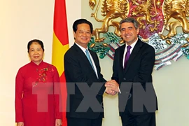 PM Nguyen Tan Dung (L) and his wife meet Bulgarian President Rosen Plevneliev (Photo: VNA)