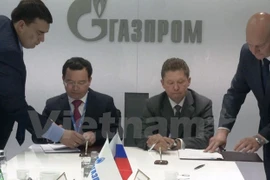 PetroVietnam President and CEO Nguyen Quoc Khanh (L) and Gazprom Chairman Alexey Miller signed an oil exploitation pact. (Photo: VNA)