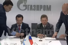 PetroVietnam President and CEO Nguyen Quoc Khanh (L) and Gazprom Chairman Alexey Miller signed an oil exploitation pact. (Photo: VNA)