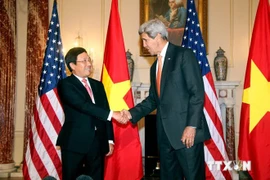 Deputy PM and FM Pham Binh Minh (L) and US State Secretary John Kerry have talks in Washington on October 2 (Photo: VNA)