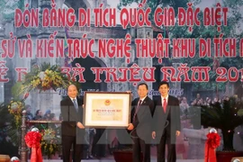 Deputy Prime Minister Nguyen Xuan Phuc presented the honour to Thanh Hoa province's leader (Source: VNA)