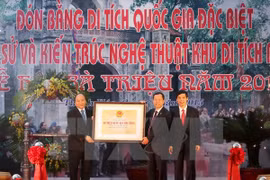 Deputy Prime Minister Nguyen Xuan Phuc presented the honour to Thanh Hoa province's leader (Source: VNA)