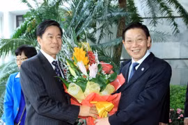 Chairman of the Hanoi People’s Committee Nguyen The Thao (right) and Lord Mayor of the Lao capital Vientiane Sinlavong Khoutphaythoune. (Source: VNA)