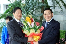 Chairman of the Hanoi People’s Committee Nguyen The Thao (right) and Lord Mayor of the Lao capital Vientiane Sinlavong Khoutphaythoune. (Source: VNA)