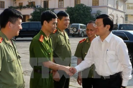 President Truong Tan Sang (R) meets Bac Kan police officers (Photo: VNA)