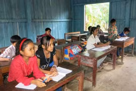 Ready to read: Though they still face many difficulties, the Ruc students study hard (Source: Vietnamnet)