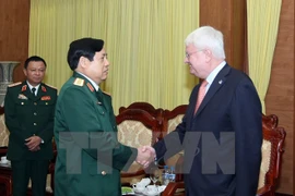 Defence Minister General Phung Quang Thanh (L) and UN Under-Secretary General for Peacekeeping Operations Herve Ladsous (Photo: VNA)