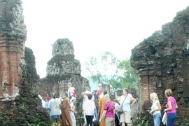 Visitors to My Son Sanctuary (Photo: VNA)